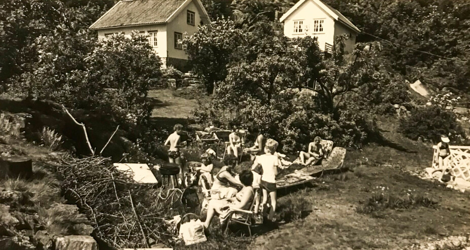 Gjennom generasjoner: Steinbukta ligger rett utenfor Sandvigen Fyr, med utsikt til innseilingen til Arendal. Her en sommerdag for lenge siden. Foto: Privat