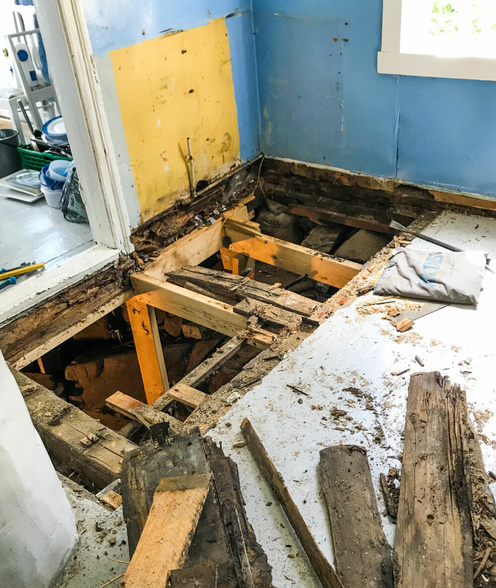 Slik så det ut da gulvet ble tatt opp før det ble montert et nytt kjøkken i gamlehytta. Foto: Privat
