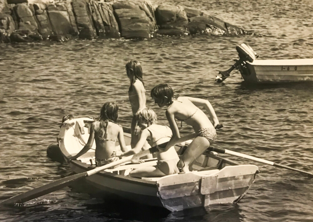 Siden 1945 har båtlivet vært en stor del av sommeren ute i Steinvika. Forskjellen fra i 1977 da bilde ble tatt, er at i dag har alle redningsvester på. 