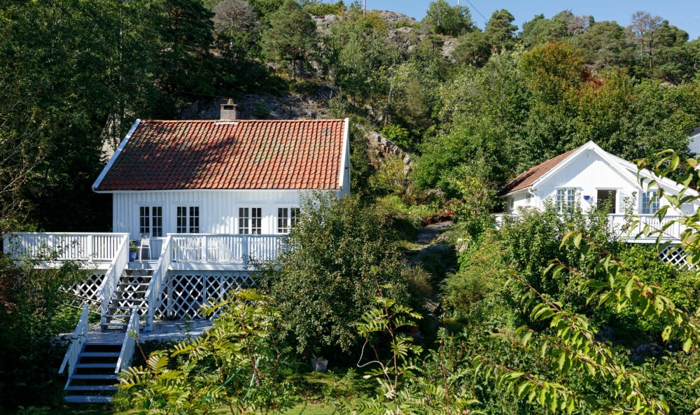 Steinvika er et gammelt fiskesmåbruk fra 1700-tallet. Det eldste huset til venstre, mens det gamle uthuset som er bygget om til hytte er til høyre.