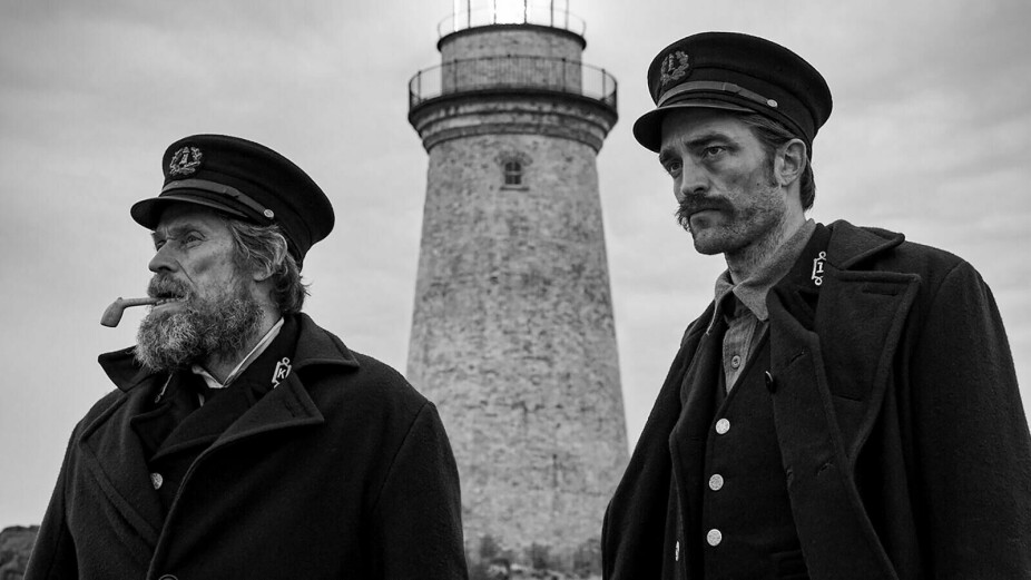 FYRVOKTERE: Willem Dafoe og Robert Pattinson i «The Lighthouse».