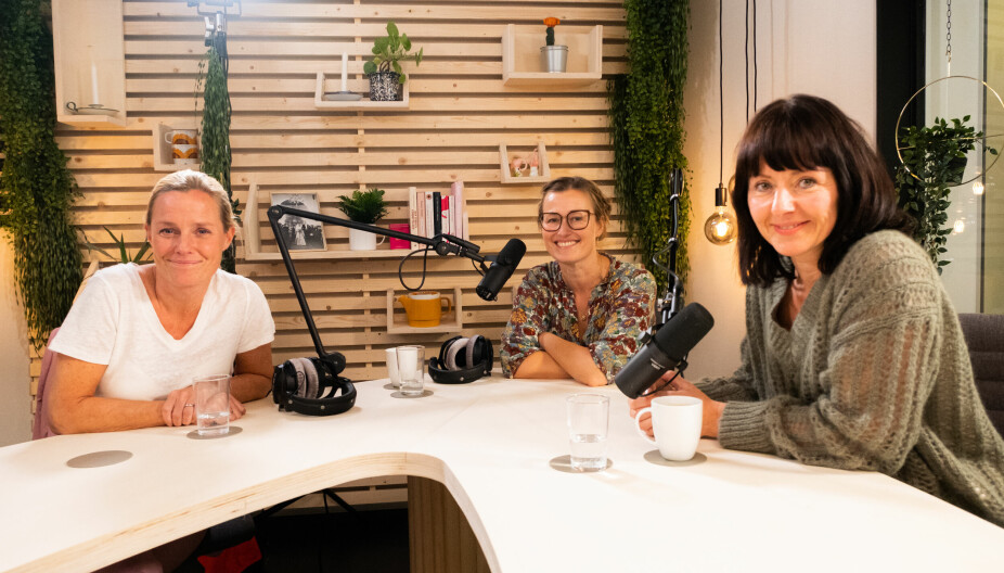 ÅPNER OPP I PODCAST: Solveig Kloppen møter programleder Kjersti Kvam og psykolog Ragnhild Bang Nes til en åpenhjertig samtale i Kamille-podcasten Summa Summarum.