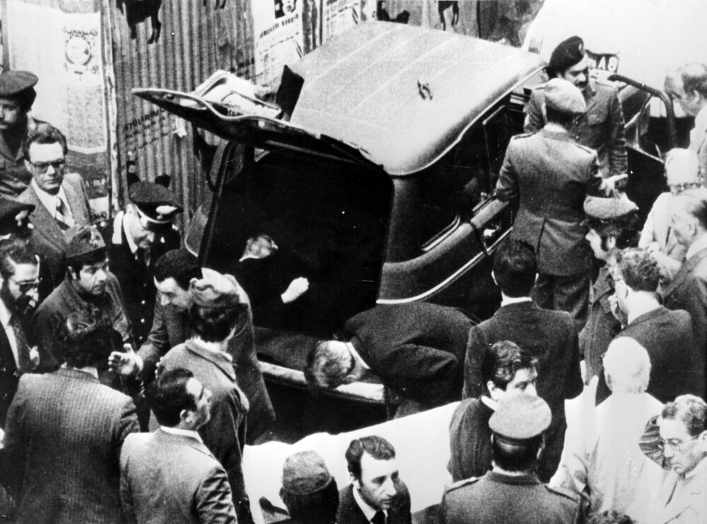 <b>RØD TERROR:</b> Liket av Aldo Moro (1916–1978) ble funnet i bagasjerommet på en Renault 4 etter at han hadde vært bortført og holdt i fangenskap i 55 dager. Hele Italia kunne se ham. 