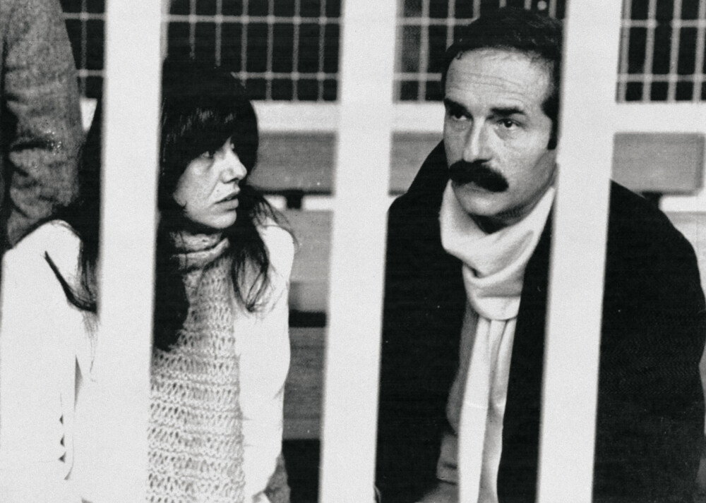<b>I BUR:</b> Klappjakten på de skyldige var intens og mistenkte ble vist frem i åpne bur. Her to av dem – Adriana Faranda og Valerio Morucci.