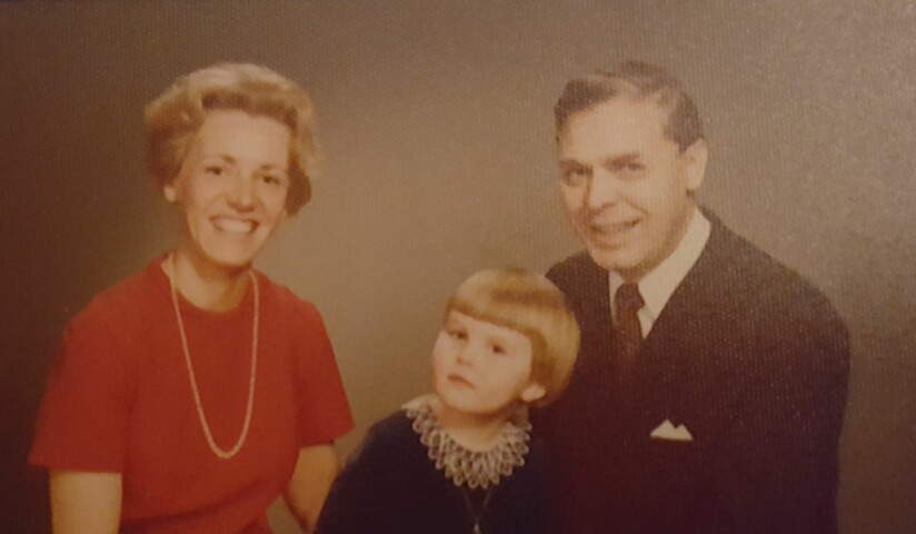 FAMILIEN: Tre år gamle Kirsti sammen med mamma og pappa..