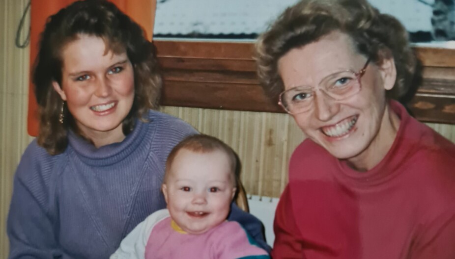 BARNEBARN: Kirsti sammen med sin adoptivmor og datteren Stine Birgitte i Oslo 1995
