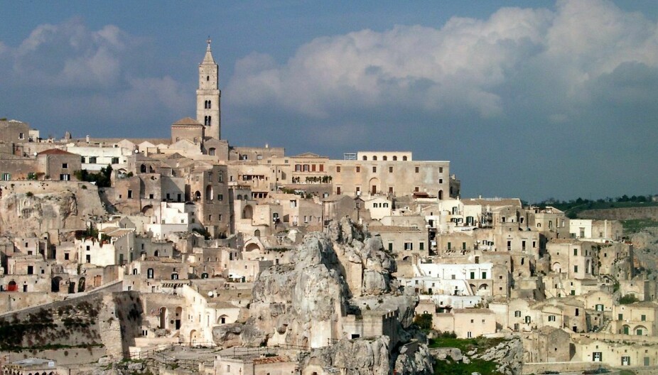 Byen Matera i Sør-italia har en fremtredende rolle i første del av Bond-filmen.