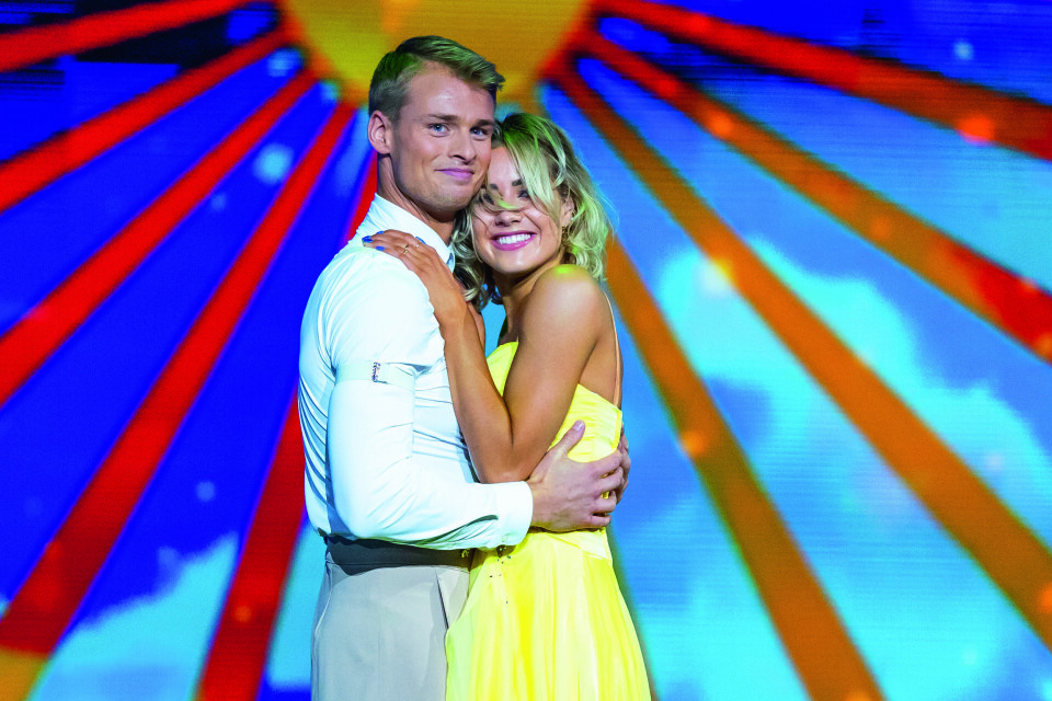 IMPONERER: Allerede fra start lot dommerne seg imponere over danseferdighetene til Simon. Han gir Helene all ære for at han har blitt såpass god på kort tid.