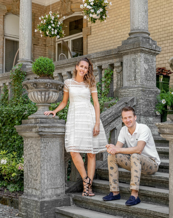 Mona og Marius Erlandsen kjøpte Villa Frednes i 2016 og har lagt ned utallige arbeidstimer for å få huset til å skinne. Til venstre for trappen er det plantet eføy, hortensia og rhododendron.