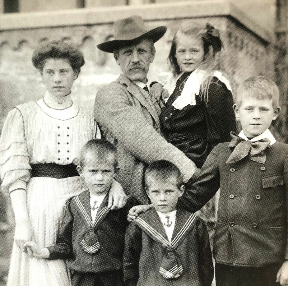 <b>MED BARNA:</b> Nansen var knust av sorg etter at Evas død i 1907. Her som enke­mann med deres barn, som han alltid hadde et godt forhold til. Foto: Nasjonalbiblioteket