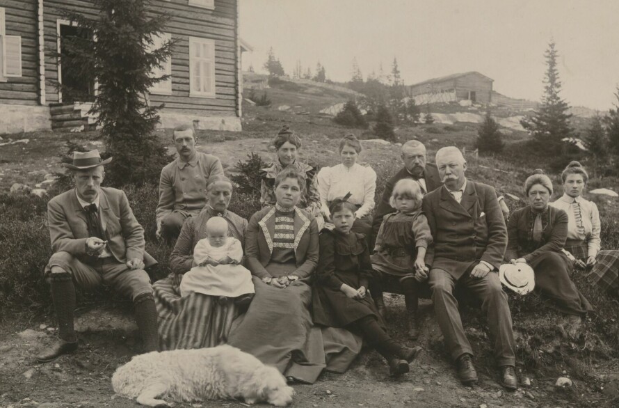 FJERNT FRA SLADDER: Nansens første kone, Eva Sars, var både mistenksom og sjalu – med god grunn. Her er hun, Nansen og barna og venner fotografert på deres fristed, seteren Sørkje i Numedal sommeren 1901 – fjernt fra sladder, ondskap og kvinnfolk, som hun pleide å si. Foto: Nasjonalbiblioteket