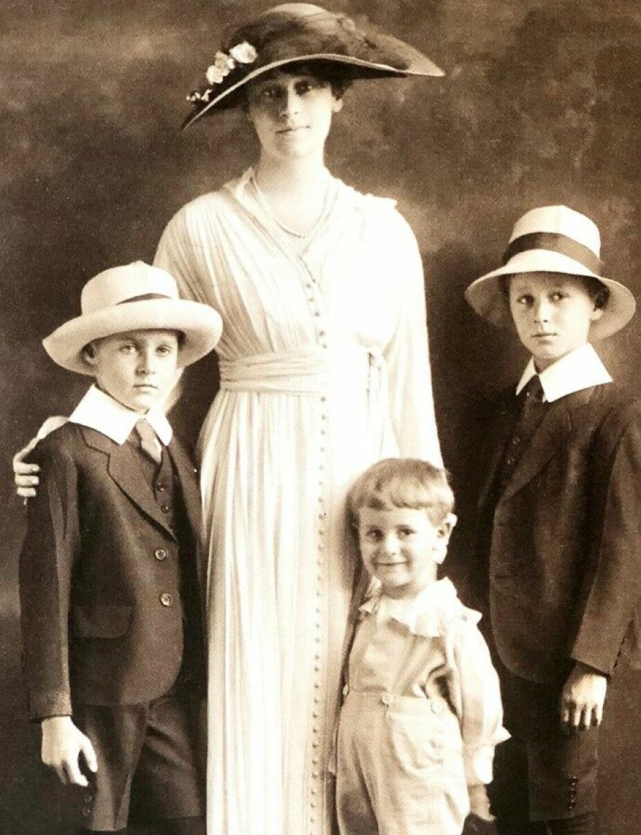 LILLI SULZER: En av de mange kvinnene Nansen svermet for var diplo­matfruen Lilli Sulzer, som han møtte i Washington DC. Her er hun fotografert med sine tre sønner. Foto: Nasjonalbiblioteket