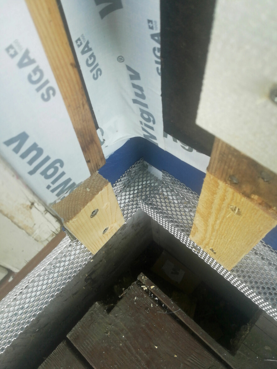 MUSEBÅND: Det er ikke store åpningen som skal til for at mus og rotter skal komme inn i huset, og overgangen mellom ytterkledning og grunnmur er et av stedene de smyger seg inn. Et godt mottiltak vil være å legge musebånd mellom kledningen og grunnmuren.