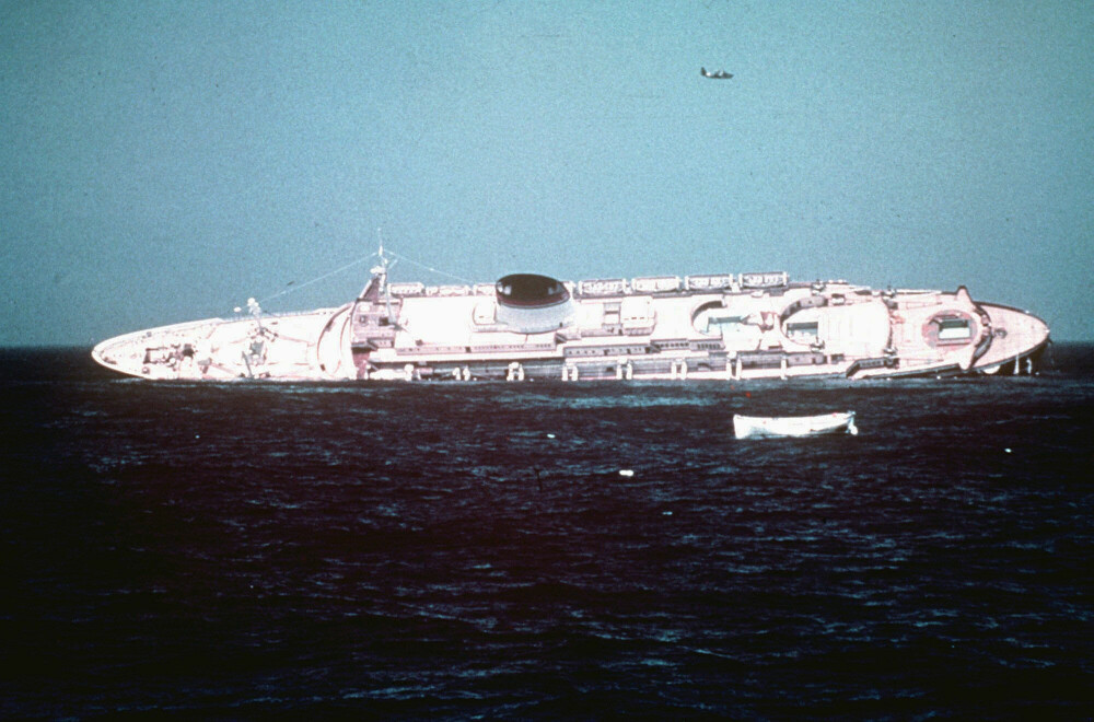 <b>LUKSUS PÅ SKRÅPLANET:</b> Da nattetåken lettet, ble Andrea Dorias tragedie synlig. Etter flere timer med slagside, gikk skipet ned og tok med seg italiensk shippingprestisje.