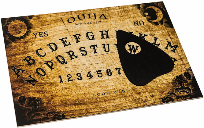 <b>SNAKKETØY:</b> Ouija-brett ble utviklet for at mediene enkelt kunne snakke med de døde. Mediet holdt en såkalt plansjett (den sorte på bildet) i hånden og flyttet den rundt mellom bokstaver og tall. 