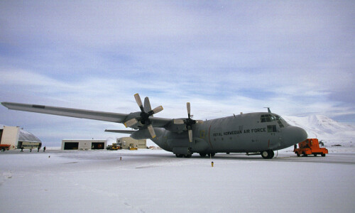 <b>FLØY OVERALT:</b> Fra slutten av 1960-tallet opererte forsvarets Hercules-fly nesten over alt, og på rullebaner med varierende kvalitet. Her er «Ty» på Svalbard i 2002.