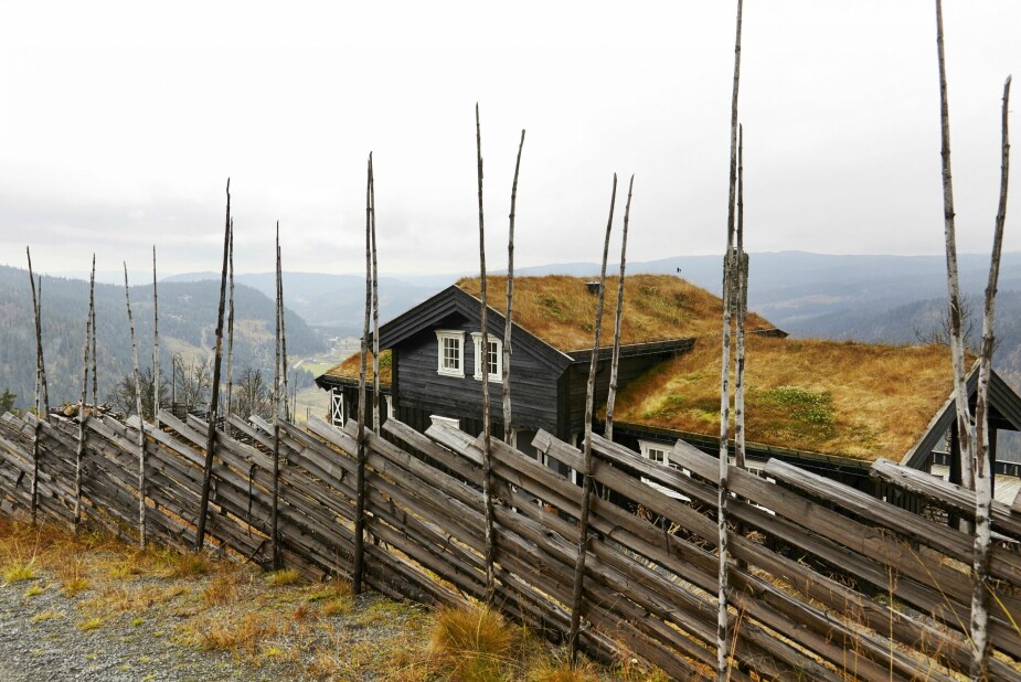 GJERDE RUNDT HYTTE: Det kan være mange grunner til å få satt opp gjerde rundt hytta. Men regelverket bør sjekkes grundig før man setter i gang. Mange norske fjellhytter har skigard som gjerde. Illustrasjonsfoto.