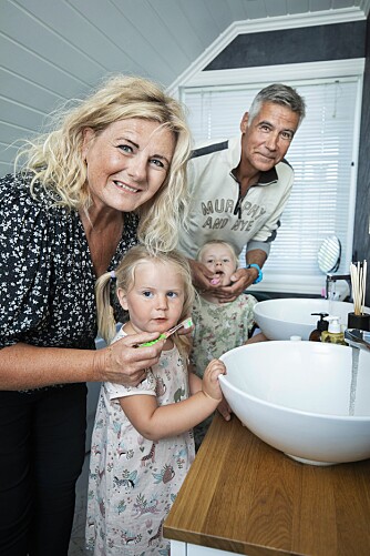 <b>NULL HULL:</b> Tindra og Eiri har både klær, leker og toalettsaker liggende hos besteforeldrene. Her er det tid for tannpuss.