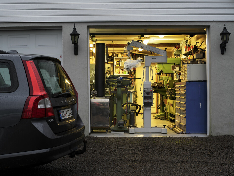 <b>KIRURGENS PRESISJONSGARASE: </b>Kirurgen Edvind i Tønsberg er mer pirkete enn gjennomsnittet. Vel ti år etter at han og kona kjøpte boligen, har det ennå ikke stått en bil inni dobbeltgarasjen. Mens kona lette etter nytt hus, lette han etter garasje – med hus, forteller han. Inne i denne garasjen skjuler det seg en samling av små ting i metall laget med store maskiner.