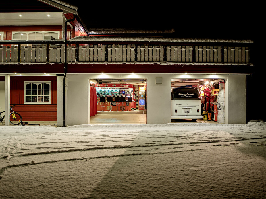 <b>ENJOY!</b> I 2011 var Eivinds garasje i Troms helt vanlig med god plass til biler. Så tok Coca Cola gradvis mer og mer over. I dag er det en helt utrolig man cave med gulvfliser, rød bardisk. Garasjen har sin egen Facebook-side og kan bookes til for eksempel bursdager eller andre arrangementer.
