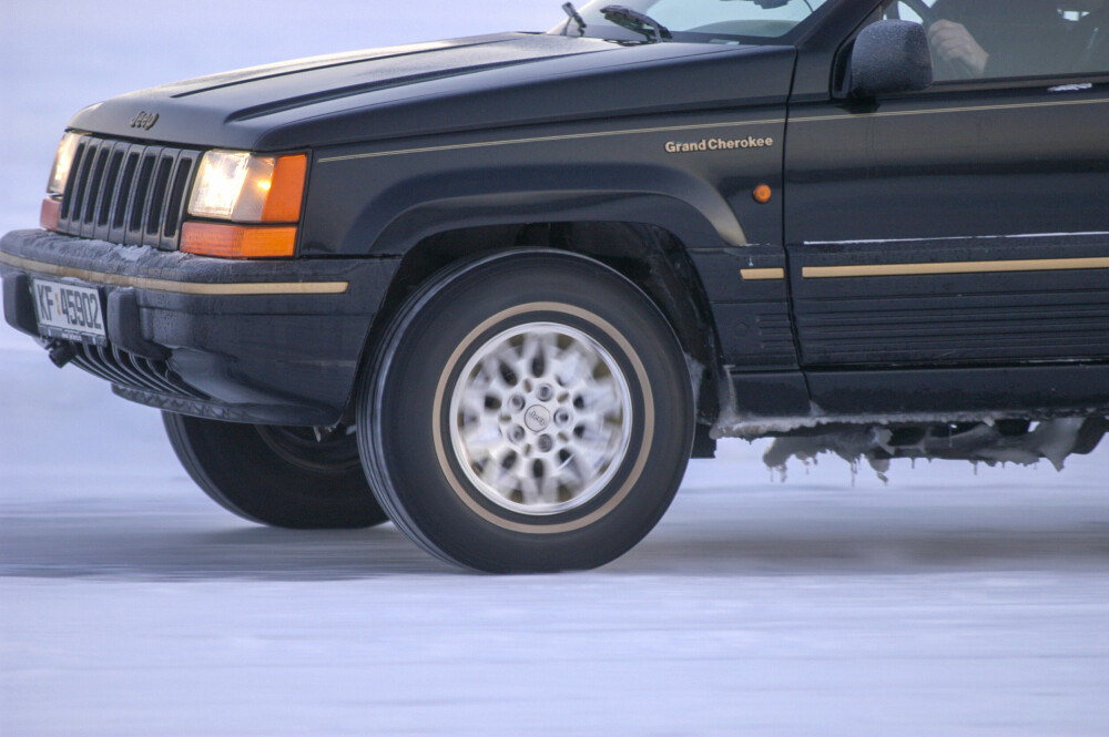 <b>PIGG PÅ:</b> Kjører du en gammel SUV på snø og is kan du sette på piggdekk med god samvittighet. 