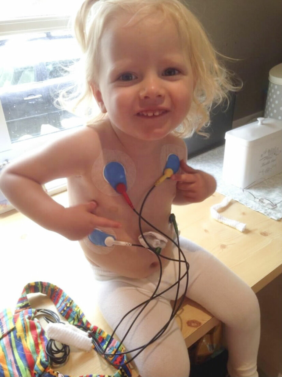 <b>VED GODT MOT:</b> Ida er to år gammel og må ta en langtids EKG-måling hjemme før hjerteoperasjonen.