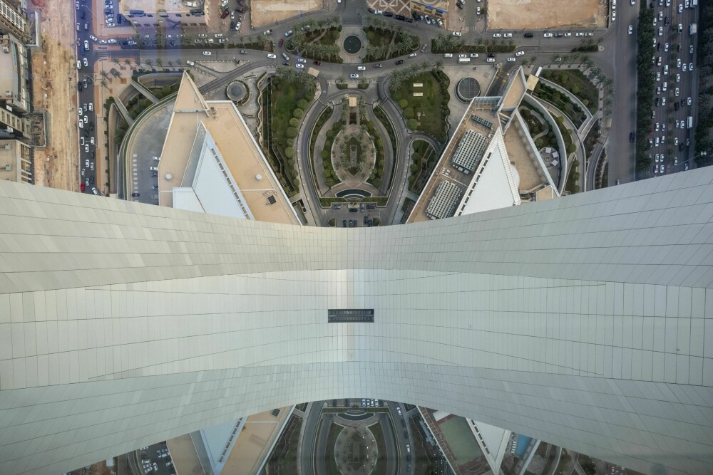 <b>KILER I MAGEN:</b> Monumental utsikt over Riyadh, 300 meter over bakken fra broen i Kingdom Centre. Høy kile-i-magen-faktor.