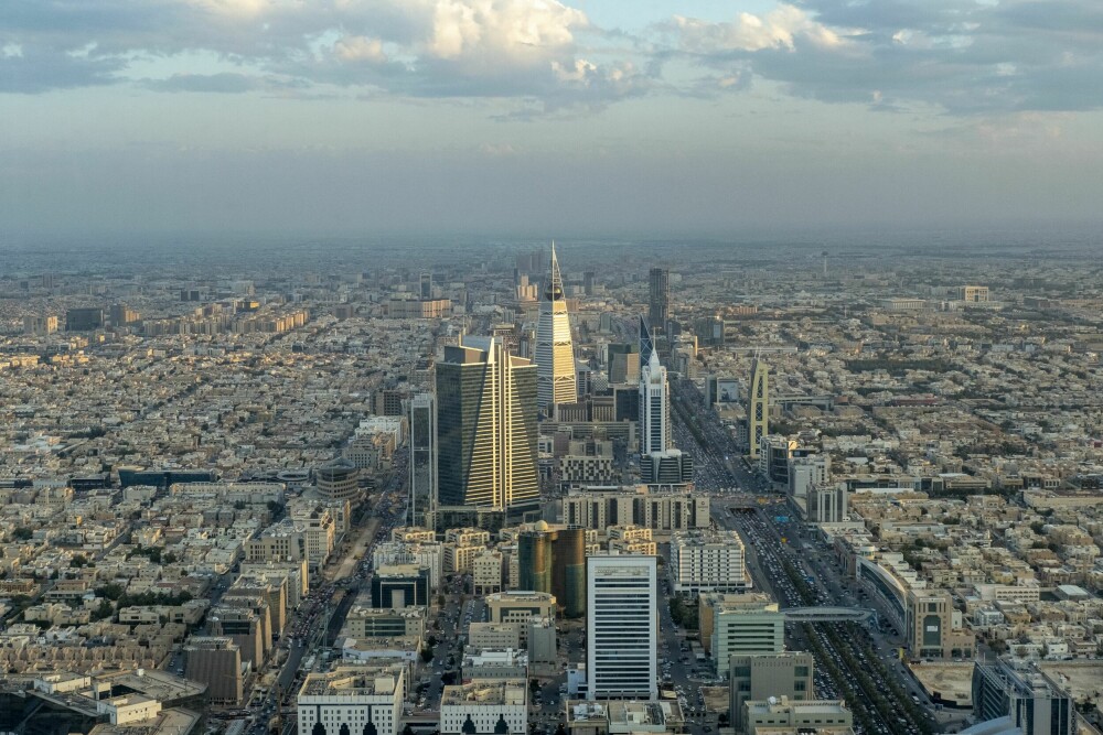 <b>HYPERMODERNE:</b> En hypermoderne by som stadig utvikles. Riyadh sett fra toppen av Kingdom Centre.