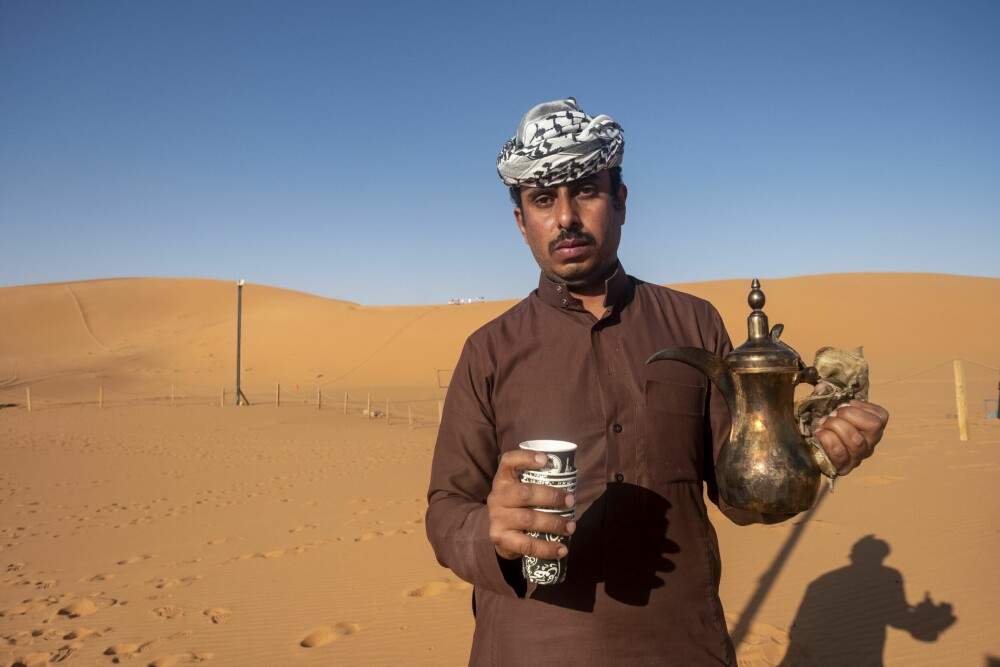 <b>TETID:</b> Tea? Ahmad serverer. Tradisjonene holdes ved like på tur i ørkenen.