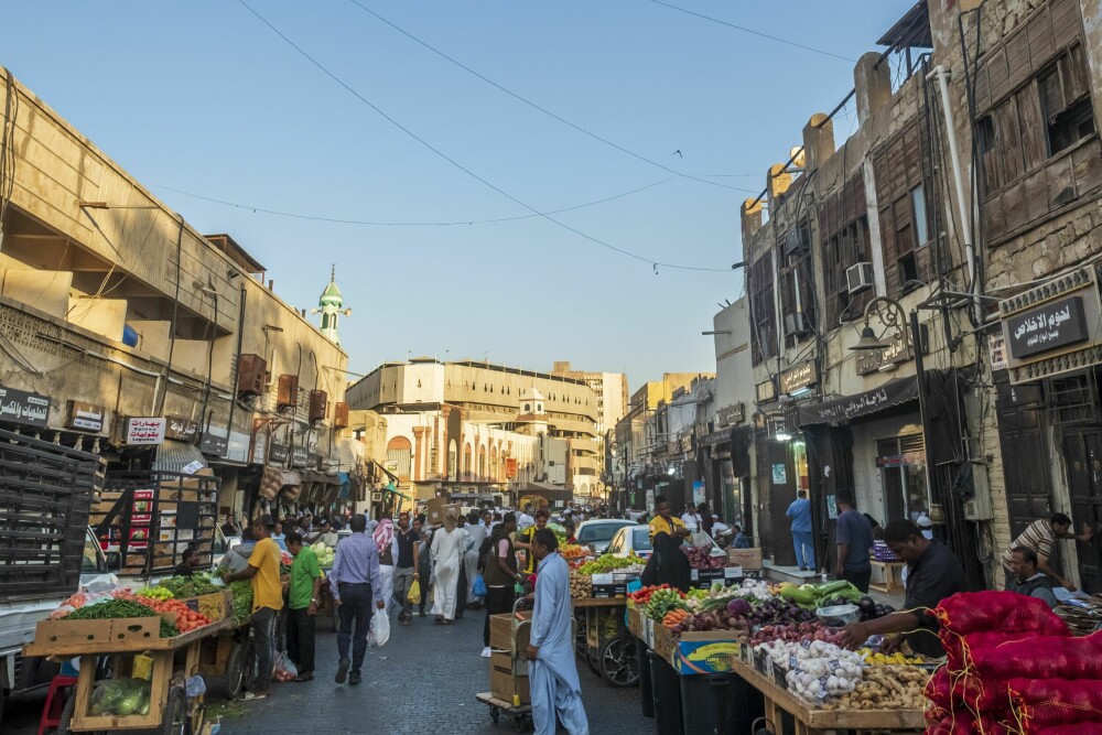 <b>GAMLEBYEN:</b> En gåtur i gamlebyen i Jeddah (Al-Balad) anbefales. Al-Balad ble grunn­lagt i det 7. århundre og mye av den gamle arkitekturen er bevart. Her tradisjonelt marked.