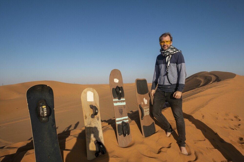 <b>SANDBOARDING:</b> Artikkelforfatteren er klar for sandboarding på Desert Safari Tour.