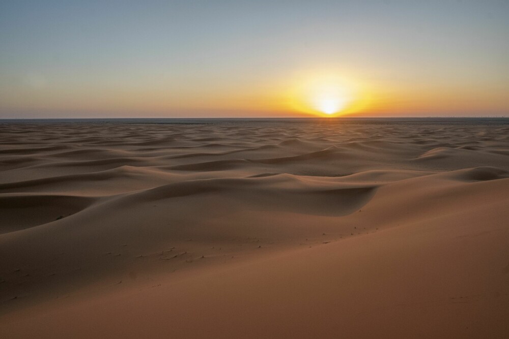 <b>SANDHAVET:</b> Solnedgang over ørkenhavet.