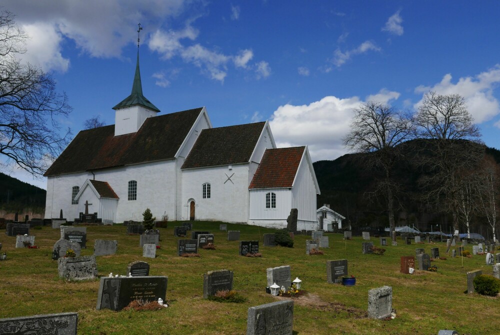 <b>ÅSTEDET:</b> Sauherad kirke ligger idyllisk til i Telemark. På 1940-­tallet havnet middelalder­kirken i sentrum for internasjonal oppmerksomhet.