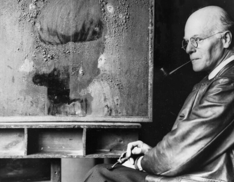 TROLLMANNEN: Konservatoren Gerhard Gotaas forbløffet et samlet fagmiljø da han ut av intet tryllet frem en helt ukjent verden av demoner på kirkeveggen.