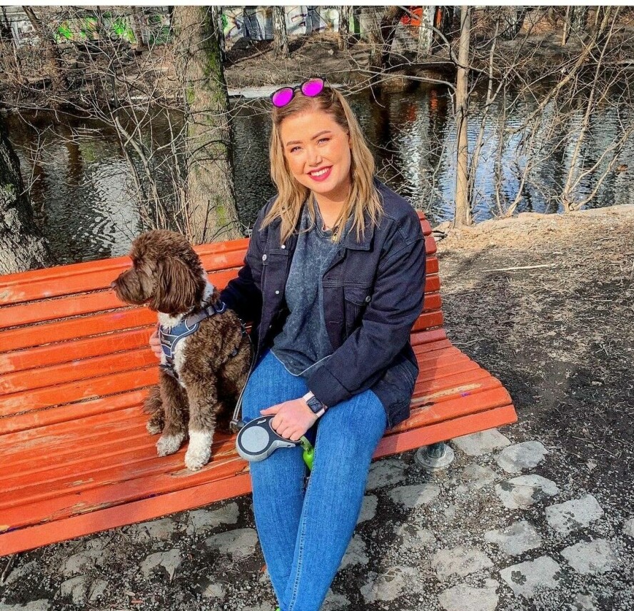 NY SAMBOER: Agnete hadde lenge ønsket seg hund. Da hun flyttet for seg selv og koronapandemien inntraff tenkte hun at det var på tide å få seg sen hund. Nå deler hun hverdagen med sin nye bestevenn, hunden Pippi. Hun er en Australsk Cobberdog med egen Instagrambruker: 'Pippitesh'..