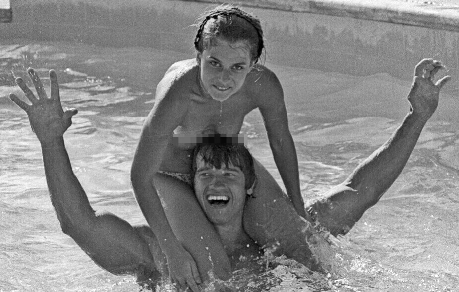 VANNLEK: Nastassja Kinski og Arnold Schwarzenegger leker seg i et basseng i 1976. Han var da 29 år, Kinski var 15. Bildene skal være tatt hjemme hos den polsk-franske regissøren Roman Polanski.