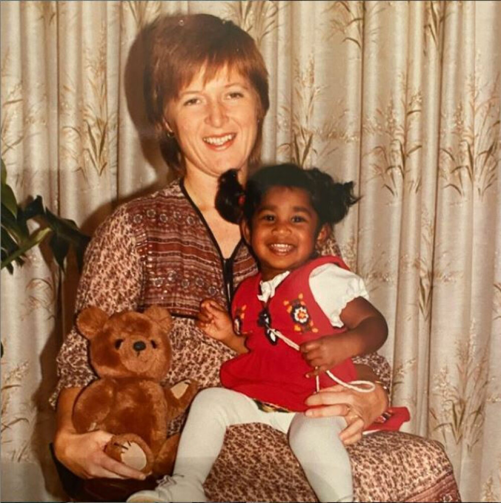 <b>TRYGT FANG:</b> Siri var bare tre måneder gammel da hun ble adoptert fra Sri Lanka. Her er hun sammen med mamma Gunn på hennes 35-årsdag.