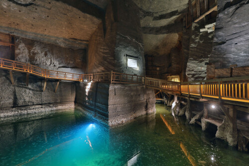 <b>SALTVANN:</b> Turistruten snirkler seg forbi flere flott opplevelser, som denne underjordiske innsjøen.