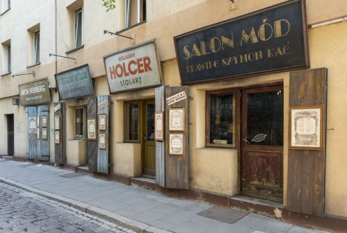 <b>JØDEKVARTERET:</b> Tradisjonelle butikkfronter i jøde­kvarteret Kazimeirz. Her finnes mange hyggelige restauranter. 