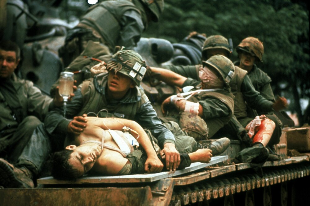 <b>KRIGENS KOSTNAD:</b> Sårede amerikanske soldater på en provisorisk ambulanse under slaget om Hué, februar 1968. 