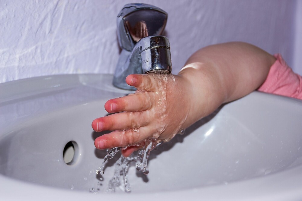<b>IKKE SLURV:</b> Det holder ikke å la litt lunka vann renne over hendene. Å vaske hender riktig, er en kunst.