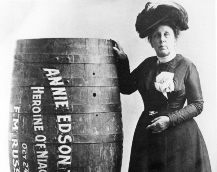 Annie Edson Taylor poserer med tønnen hun brukte.