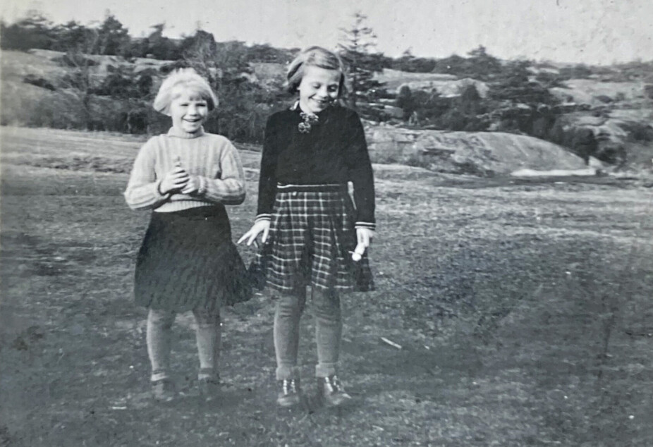 LIVLIG BARNDOM: Inger (til venstre) vokste opp på Vesterøy på Hvaler sammen med ni søsken. Her fra krigens dager sammen med storesøster Randi.