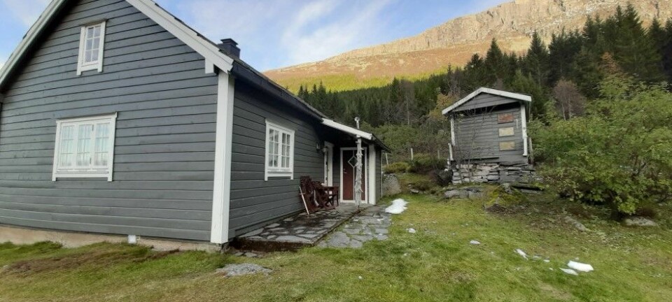 Badet er knøttlite og har inngang fra utsiden. Dette er fryktelig upraktisk. Hva kan vi gjøre?