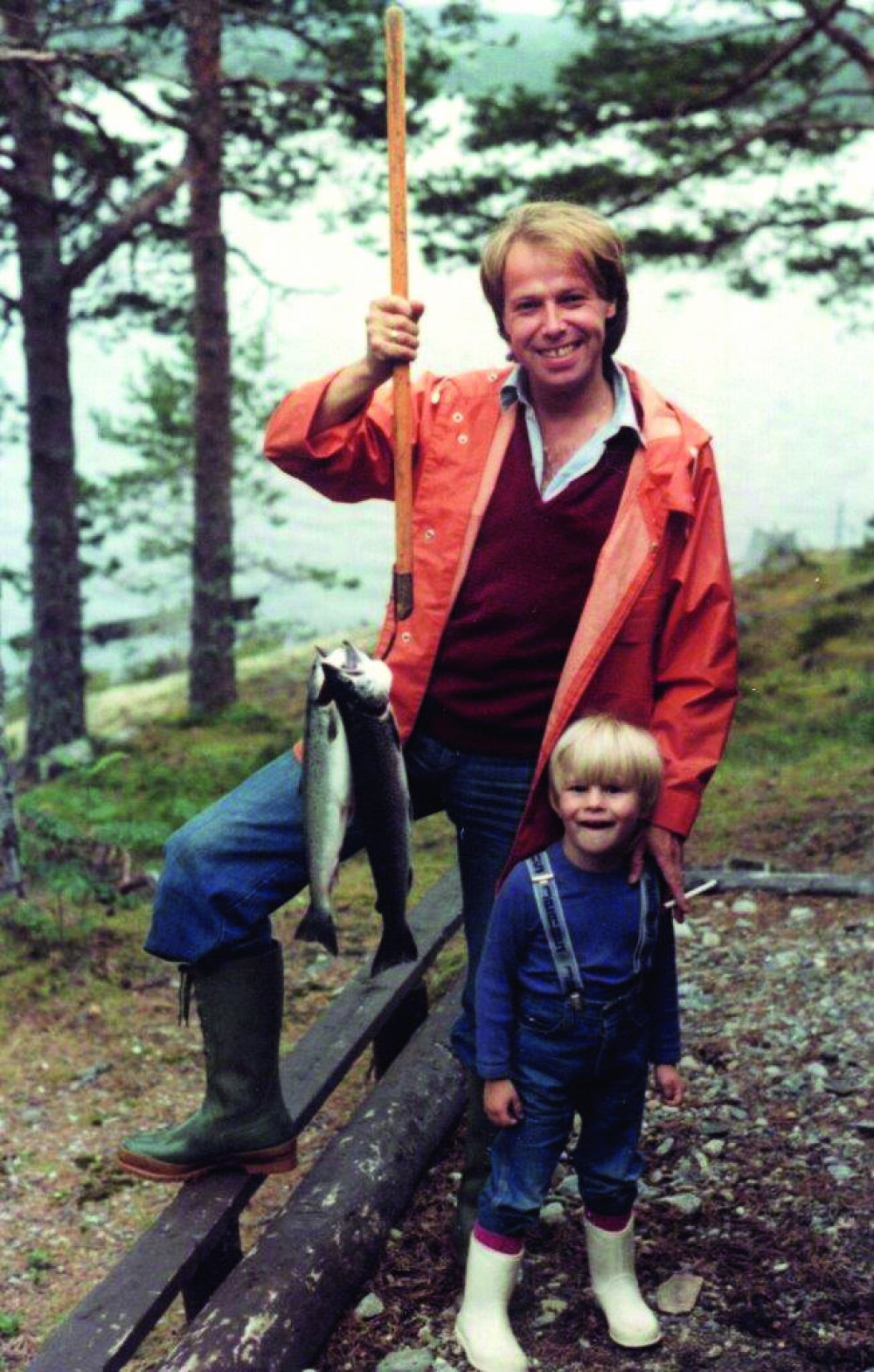 <b>FOR­BIL­DE:</b> Chris­ti­an leg­ger ikke skjul på at pap­pa Stein er et for­bil­de og en in­spi­ra­sjon i li­vet. Her på fis­ke­tur i Nams­os i 1981.