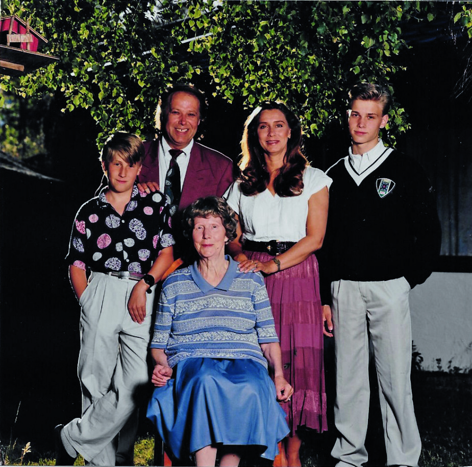 <b>FA­MI­LI­EN:</b> Hele fa­mi­li­en Ingebrigtsen med Stein, kona In­ger og søn­ne­ne Martin og Chris­ti­an sammen med mor­mor Mary. 