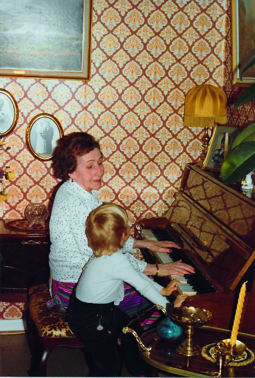 <b>TID­LIG KRØ­KES:</b> Chris­ti­an ved pia­no­et med far­mor Sne­frid på Nams­os i 1980.