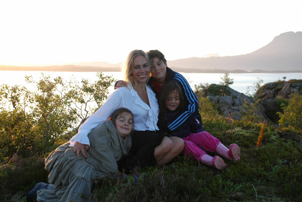 SOMMER: Line (51) har feriert på Tro hele livet og har også tatt med barna sine hit hver sommer. Her sitter de like ved den fryktede Vikerosen i 2012 der ingen barn får lov til å bade. På bildet de tre eldste barna: August Nikolai, Harriet María og Karolina.