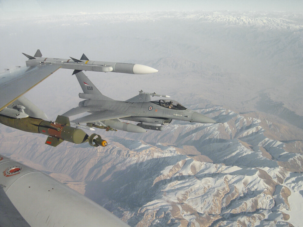 <b>OVER AFGHANISTAN:</b> De norske F-16-flyene fløy daglig tokt på opptil åtte timer. Selv om Taliban ikke representerte noen trussel i luften, innebar det alltid en risiko å fly over noen av verdens høyeste fjellkjeder i tilfelle motorproblemer.