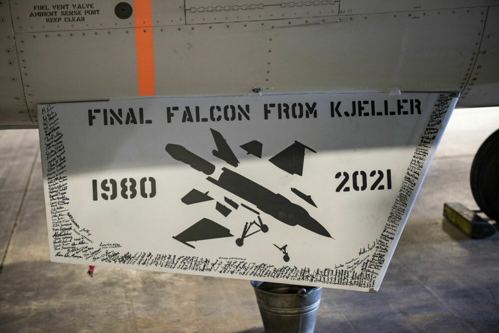 <b>SISTE FLY:</b> 680 bærer synlig bevis på den ene halefinnen om at det er det siste av de norske flyene som fikk regulært ettersyn.